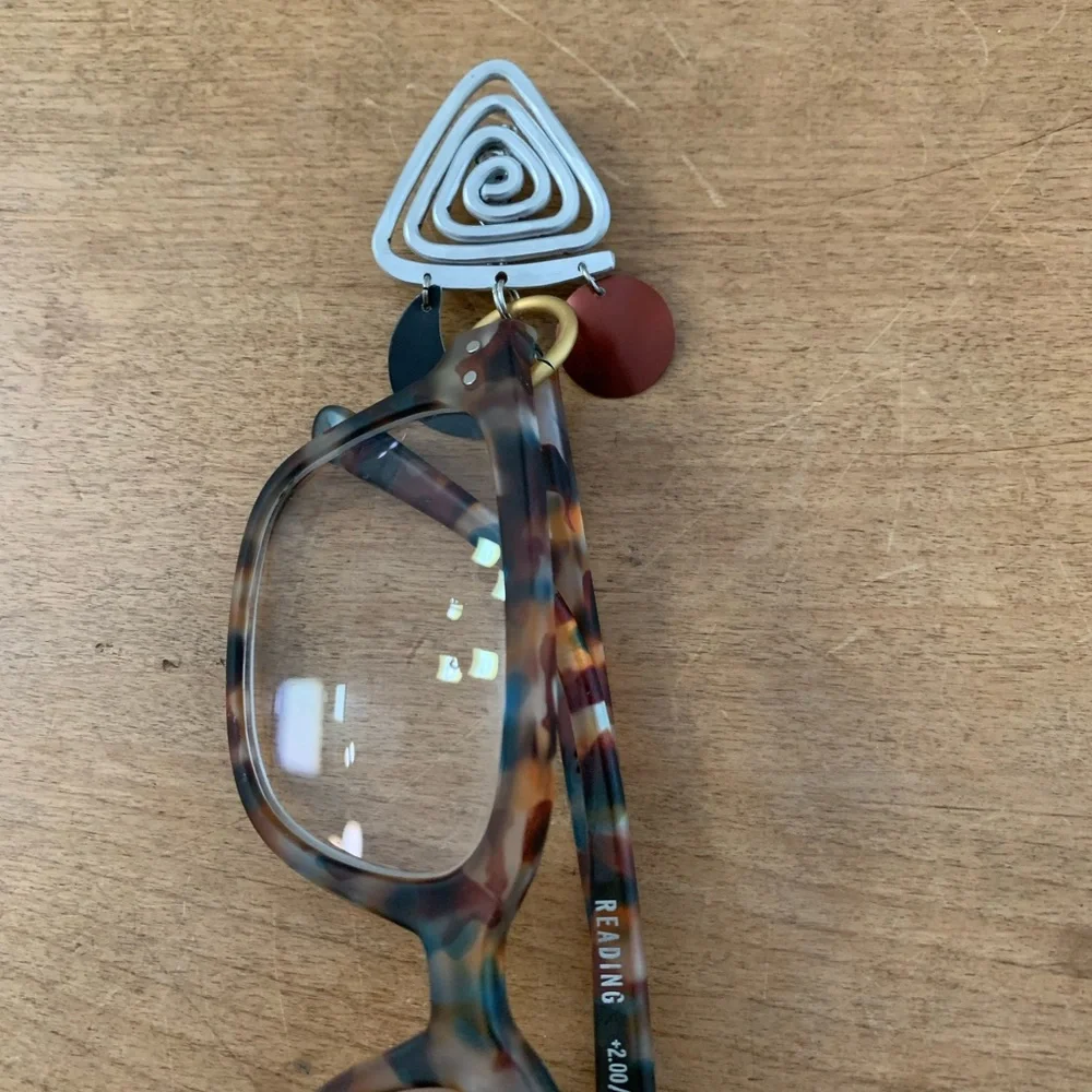 Lapel pin that also holds eyeglasses